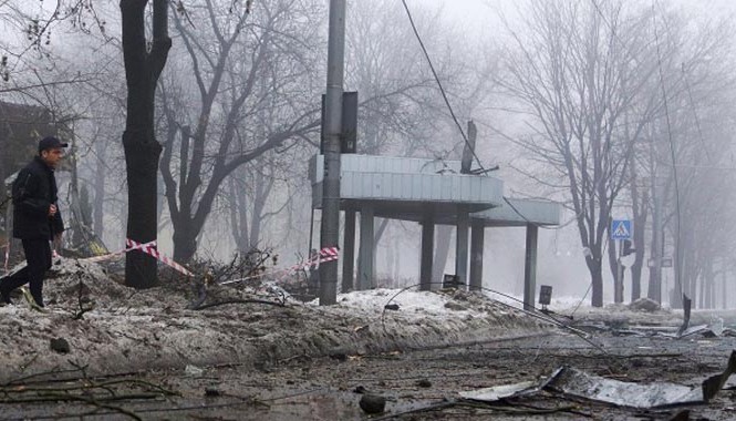 Dân Donetsk sốc vì pháo kích nã tan trạm xe điện Bạo lực liên tiếp nổ ra tại Donetsk gây nhiều thương vong Ảnh: Tass