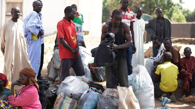 Phiến quân Boko Haram bất ngờ phóng thích 190 người tại Nigeria Những người dân Nigeria sơ tán sau khi Boko Haram tấn công vào thành phố Yola hôm 27/11/2014. Ảnh: Haaretz