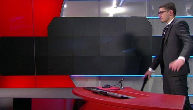 Cầm súng xông vào đài truyền hình, đòi được lên tivi Tay súng xông vào phòng ghi hình (Ảnh: BBC)