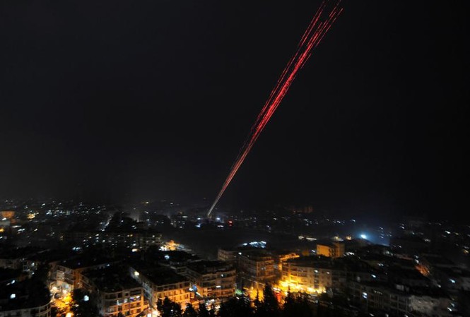Quân đội Syria giải phóng Aleppo, dân xuống đường ăn mừng Pháo sáng được bắn lên để mừng chiến thắng Aleppo, Syria.