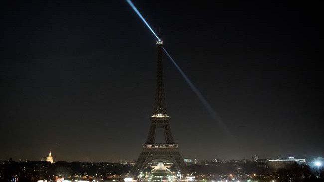 Tháp Eiffel tắt đèn ủng hộ người dân Syria Tháp Eiffel được tắt đèn tối ngày 15/12