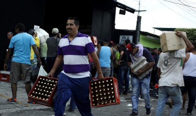 Venezuela bắt giữ hàng trăm người trong khủng hoảng đổi tiền Tình trạng cướp bóc xảy ra tại nhiều nơi ở Venezuela sau quyết định đổi tiền của Tổng thống Nicolas Maduro.