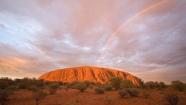 Mưa lớn tạo hàng trăm thác nước trên núi thiêng Ngọn núi thiêng Uluru ở bắc Úc.