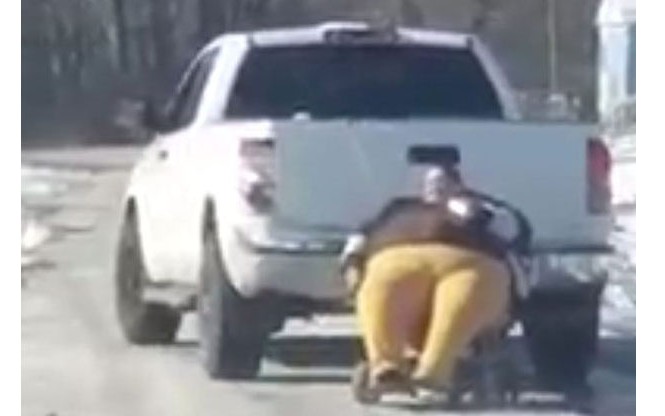 Cô béo bị kéo sau xe tải vì không ngồi vừa xe Người phụ nữ bị xe tải kéo đến bệnh viện