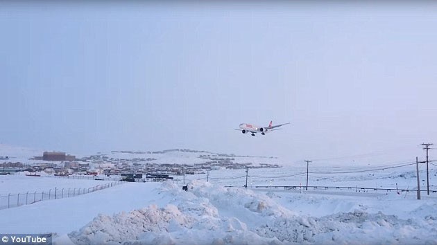 Máy bay chở 300 người bị hỏng động cơ giữa trời Chiếc máy bay Boeing 777 của hãng Hàng không Quốc tế Thụy Sỹ bị hỏng động cơ đang hạ cánh xuống sân bay Iqaluit