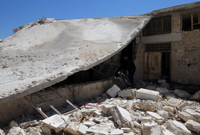 Những hình ảnh đầu tiên bên trong sân bay Syria trúng tên lửa Mỹ Cảnh hoang tàn ở thị trấn Khan Sheikhoun, Idlib, Syria hôm 5/4.