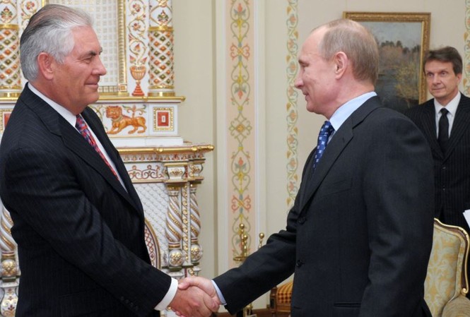 Nga: Ông Tillerson mang “tối hậu thư” tới Moscow là “vô ích” Tổng thống Nga Vladimir Putin (phải) bắt tay ông Rex W. Tillerson vào năm 2012, khi ông còn là giám đốc tập đoàn dầu khí ExxonMobil