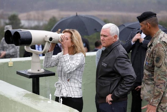 Phó Tổng thống Mỹ Pence: 'Hết kiên nhẫn với Triều Tiên' Phó Tổng thống Mỹ Mike Pence tại Paju, bên trong DMZ hôm 17/4.