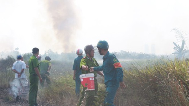 TPHCM: Đốt rác 'uy hiếp' nhà dân Sau hai giờ ứng cứu, lực lượng chức năng mới dập tắt được đám cháy