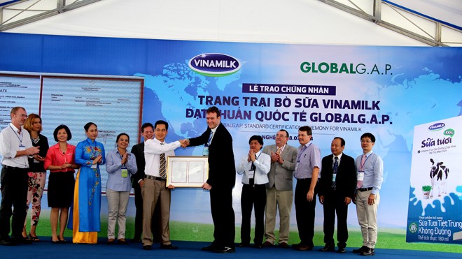 Vinamilk đẩy mạnh mua sữa tươi nguyên liệu của nông dân Trong năm 2014, năm trang trại của Vinamilk đều đã được chứng nhận đạt chuẩn quốc tế GlobalG.A.P. (Thực Hành Nông Nghiệp Tốt Toàn cầu)