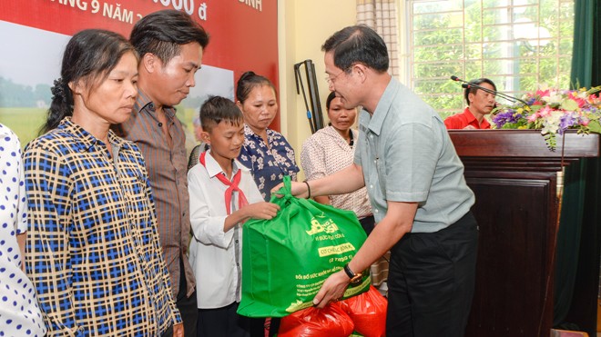 Bảo Tín Minh Châu trao từ thiện 150 triệu đồng tại Thái Thụy - Thái Bình Doanh nhân văn hóa - Tổng Giám đốc Vũ Minh Châu trao từ thiện cho bà con có hoàn cảnh đặc biệt khó khăn tại Thái Bình