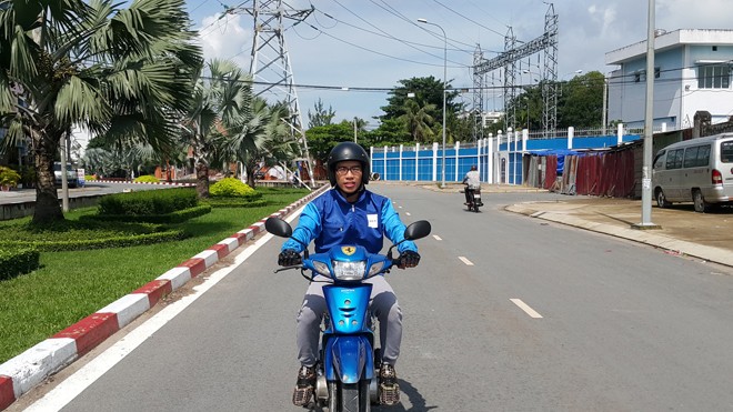 Cử chỉ đẹp kết nối những trái tim “Bác Tài Sáu Sao” Lưu Đức Tài đang chạy uberMOTO tại Tp. HCM