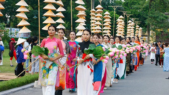 Bế mạc Festival áo dài Hà Nội Festival Áo dài Hà Nội năm nay là nơi các các nghệ nhân áo dài thể hiện sự tài hoa của mình trong một không gian lung linh và sâu lắng.