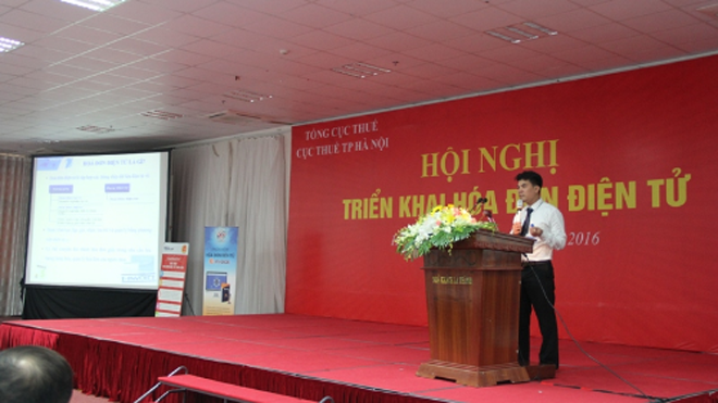 Gần 5.000 DN Hà Nội tập huấn sử dụng hóa đơn điện tử Đại diện VNPT trình bày giải pháp hoá đơn điện tử tại hội nghị tập huấn