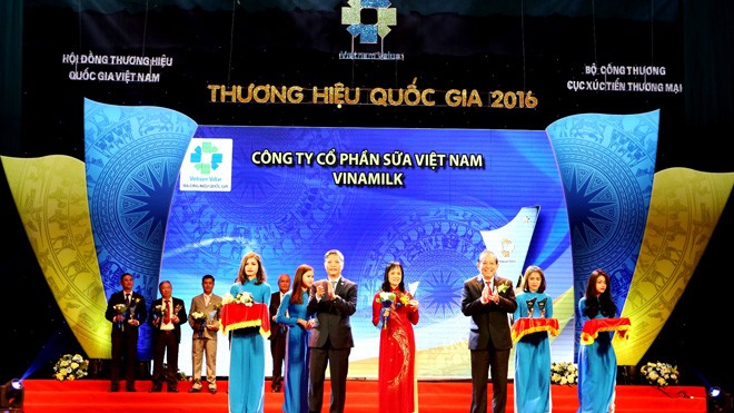 Vinamilk 8 năm liền được vinh danh thương hiệu quốc gia Phó Thủ tướng Trương Hòa Bình trao biểu trưng đạt Thương hiệu Quốc gia năm 2016 cho đại diện Vinamilk
