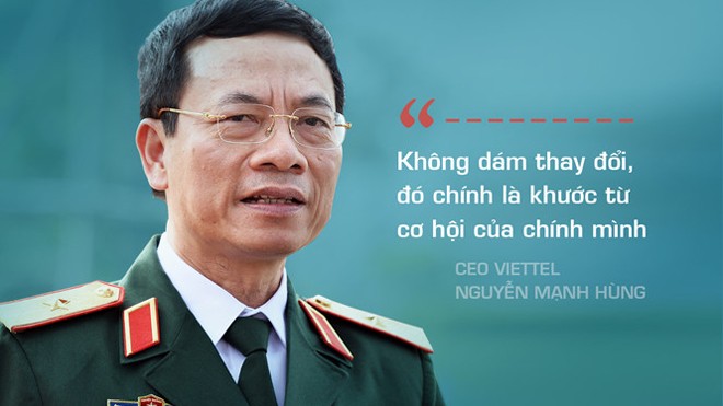 CEO Viettel: 'Đây là nơi khát vọng chưa bao giờ ngừng lại' Khi nói về sự thay đổi, ông Hùng đặt câu hỏi: người Viettel sẽ đối mặt với nó cùng nỗi sợ hãi để rồi có thể bị biến mất, hay sẽ hướng tới tương lai với sự tự tin vào chính mình