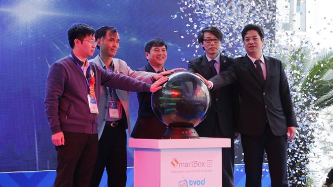 Ra mắt thiết bị Smartbox 2 và dịch vụ truyền hình Internet TVoD Ban lãnh đạo VNPT Technology, Đại diện Bộ TT&TT và đối tác trong khoảnh khắc ra mắt sản phẩm Smartbox 2 và dịch vụ TvoD.