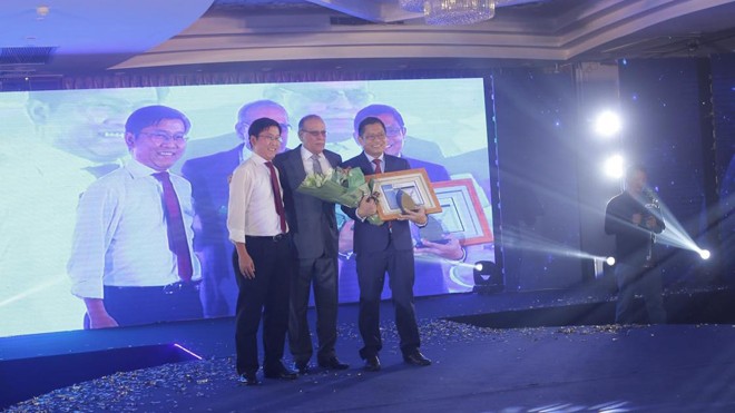 SCB đồng loạt triển khai công nghệ hiện đại phục vụ khách hàng Ông Lê Minh Huấn- Phó Tổng giám đốc SCB nhận Chứng chỉ bảo mật quốc tế PCI DSS