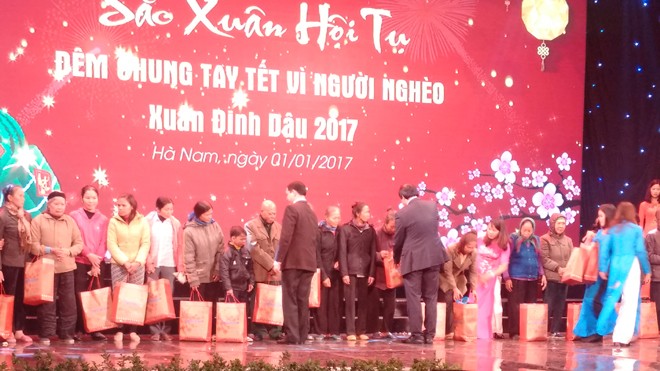 Tân Á Đại Thành tặng 200 triệu cho “Quỹ vì người nghèo tỉnh Hà Nam” Hình ảnh chương trình Đêm chung tay Tết vì người nghèo