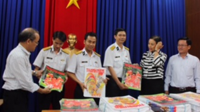 VWS tặng báo xuân cho Hải quân và kiều bào VWS tặng báo xuân cho Hải quân và kiều bào