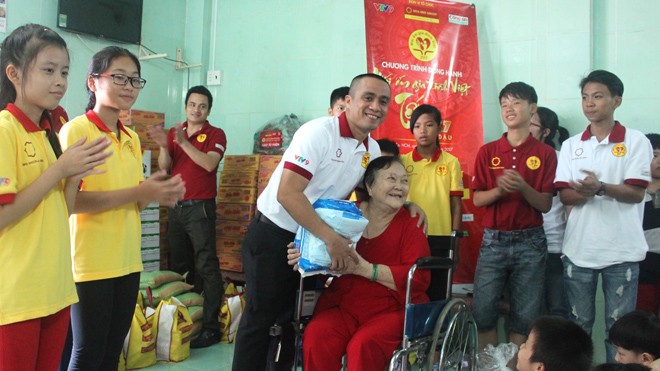 Vui tết sớm cùng trẻ em có hoàn cảnh đặc biệt khó khăn Anh Trần Đình Tài – Giám đốc Khối Marketing Tập đoàn Hoa Sen trao tặng quà cho má Mười (người thành lập mái ấm)