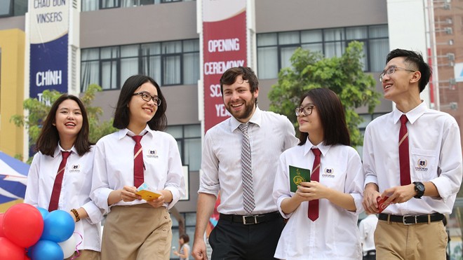 Vinschool triển khai chương trình song ngữ quốc tế Cambridge Từ năm học 2017-2018, Vinschool chính thức bổ sung Chương trình Song ngữ quốc tế Cambridge từ lớp 1 đến lớp 8 với các giáo viên bản ngữ có kinh nghiệm và bằng cấp do Cambridge thẩm định.