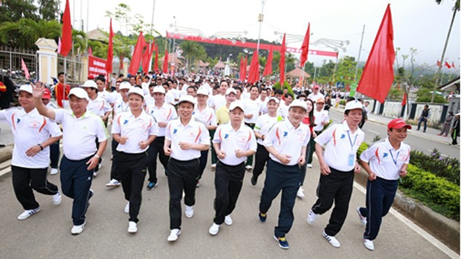 Herbalife hưởng ứng lời kêu gọi vì sức khỏe toàn dân Bộ trưởng Bộ Văn hóa Thể thao và Du lịch Nguyễn Ngọc Thiện trao cờ và cổ vũ đơn vị chạy Herbalife trong lễ phát động tại A Lưới sáng 19/03