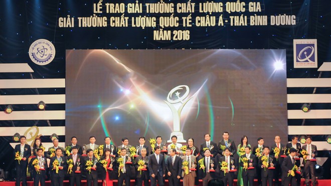 Tân Á Đại Thành đạt giải thưởng Chất lượng Quốc gia 2016 PTGĐ Tập đoàn Tân Á Đại Thành Nguyễn Phương Anh nhận Giải thưởng Chất lượng quốc gia 2016
