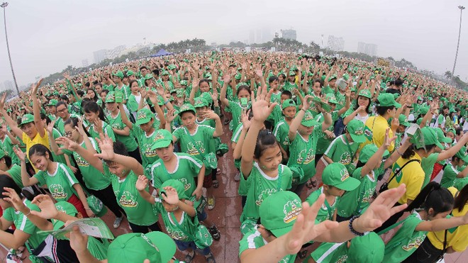 10.000 người tham gia chương trình 'Milo – Ngày hội đi bộ' 2017 Đây là lần thứ 2 chương trình được tổ chức ở Hà Nội. Ông Ngũ Duy Anh, Vụ trưởng Vụ Công tác HS-SV, Bộ Giáo dục và Đào tạo, chia sẻ: “Mục tiêu của chương trình là hỗ trợ các địa phương triển khai các hoạt động phong trào thể dục thể thao, cung cấp trang th