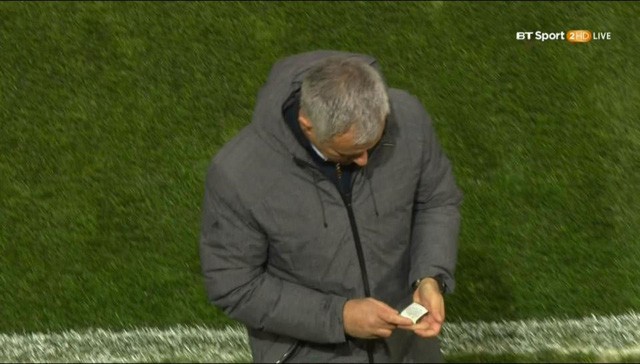Bắt quả tang Mourinho dùng 'bùa may mắn' giúp MU thắng HLV Mourinho lôi trong túi áo ra một tờ giấy