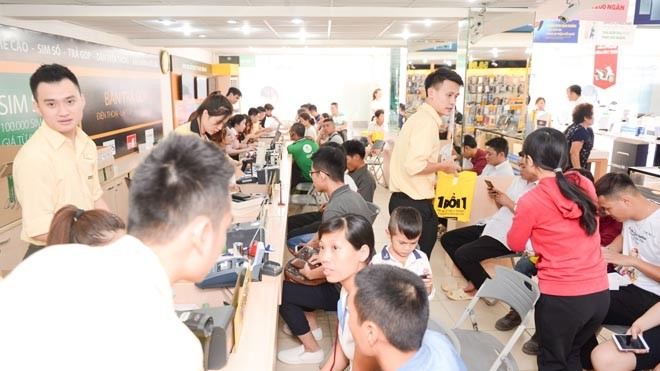 Nóng với số lượng khách hàng mua F3 trong ngày đầu mở bán Tai các cửa hàng trên toàn quốc lượng khách hàng đến chọn mua F3 rất đông. Tạo nên không khí như ngày hội mua hàng F3.