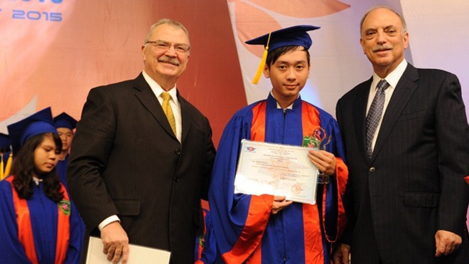 Thế kỷ 21: có chăng “Nhất nghệ tinh, nhất thân vinh” ? Ngài Michael Michalak (trái) và GS. Eugune Levy (chủ tịch Hội đồng học thuật Đại học Tân Tạo) trao giải thưởng Hoa Trạng Nguyên 2015