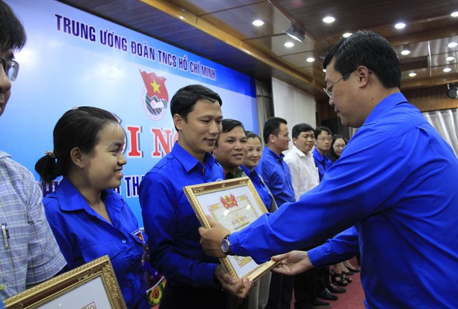 Bí thư Thứ nhất T.Ư Đoàn Lê Quốc Phong trao bằng khen cho các tập thể có thành tích xuất sắc trong triển khai chiến dịch tình nguyện hè 2017