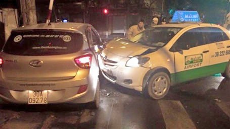 Đâm nhau lúc tinh mơ, taxi bị 'vẹo' sườn Hiện trường vụ tai nạn. Ảnh otofun.