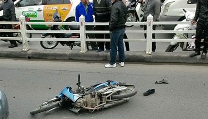 Đâm lõm cột đèn, hai thanh niên nguy kịch Hiện trường vụ tai nạn. Ảnh: Otofun.