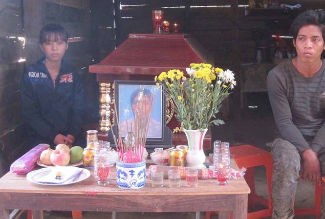 Đặt quan tài trước Uỷ ban nhân dân xã Gia đình đưa thi thể nạn nhân về mai táng.