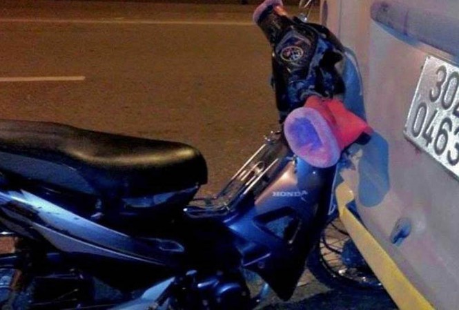 Đâm lõm đuôi ôtô, người phụ nữ nguy kịch Hiện trường vụ tai nạn.