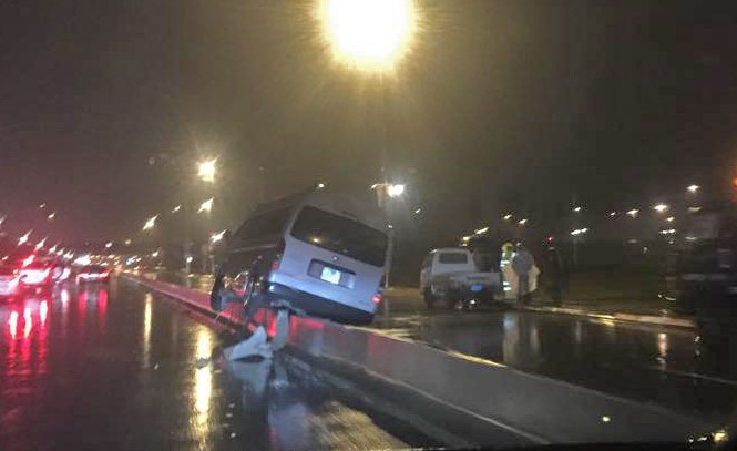 Ôtô lao lên dải phân cách, mắc kẹt giữa đường Hiện trường vụ tai nạn. Ảnh bạn đọc Huyền Trang cung cấp.