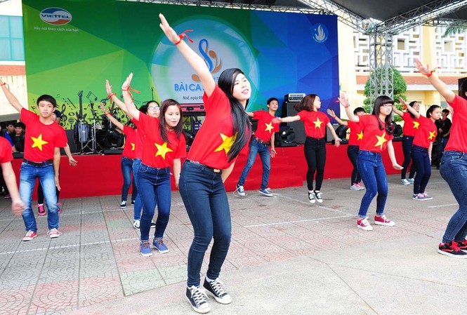 Phát động chương trình 'Hành trình bài ca sinh viên' Giới trẻ Huế nhảy Flashmob hưởng ứng hành trình.