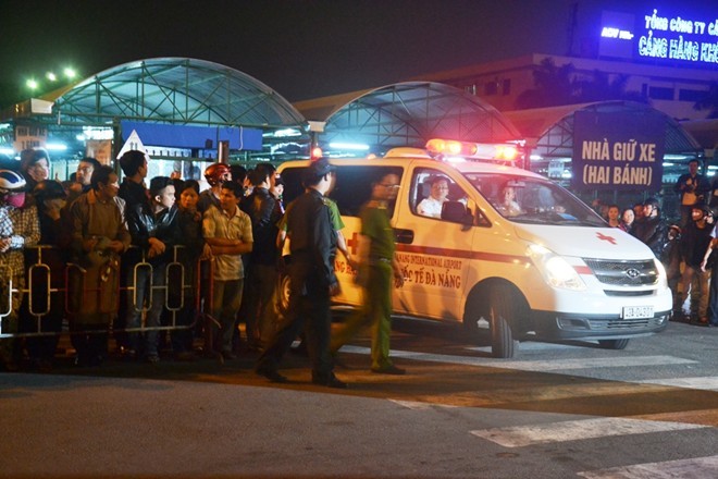 Ông Nguyễn Bá Thanh: 'Tôi khỏe. Mọi người yên tâm' Người dân vây kín cổng số 2 nên xe cứu thương phải chạy qua cổng số 3 để đưa ông Thanh về bệnh viện. Ảnh: Đoàn Nguyên.