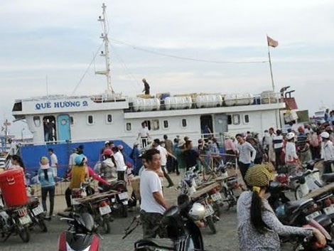 Tàu chết máy, 101 khách trôi dạt trên biển Tàu Quê Hương 2 - Ảnh: Quế Hà