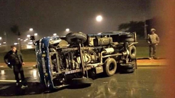 Đâm vào dải phân cách, xe tải lật giữa đường Hiện trường vụ tai nạn. Ảnh: Quang Khởi.