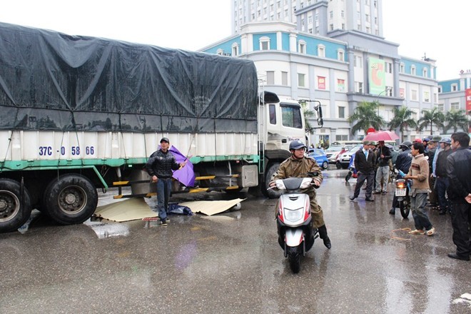 Bị cuốn vào gầm xe tải, hai chị em chết thảm thương Hiện trường vụ tai nạn.