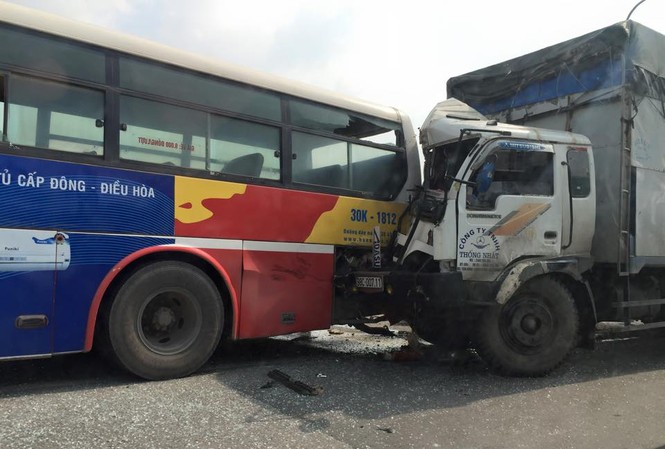 Mất lái, xe tải đâm xe buýt chở đầy khách bay 10m Hiện trường vụ tai nạn. Ảnh Nguyễn Hiếu/Otofun.