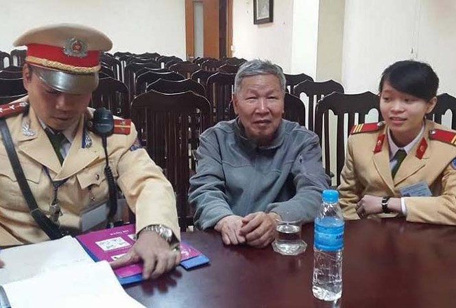 Cảnh sát giao thông đưa cụ ông lạc đường về nhà Các chiến sĩ CSGT đưa cụ ông đi lạc về trụ sở tìm cách đưa cụ về nhà.