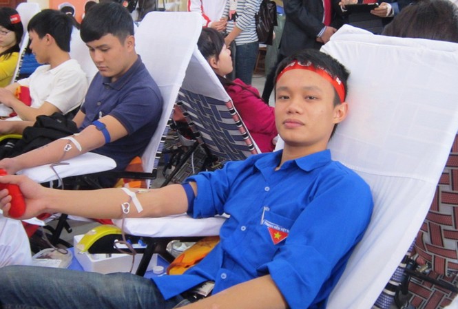 Chàng sinh viên Thanh Hóa và 13 lần hiến máu Nguyễn Đình Hiếu tham gia hiến máu tại Chủ nhật đỏ tại Thanh Hóa sáng 23/1.