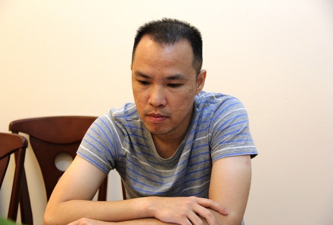Giám đốc cầm đầu đường dây đánh bạc trực tuyến nghìn tỷ Nghi can Tô Công Hưng tại cơ quan điều tra. Ảnh Việt Văn.