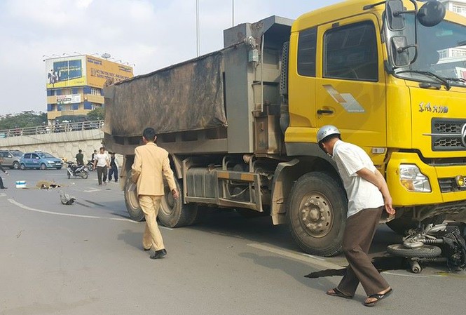 Bị cuốn vào gầm xe ben, cô giáo chết tức tưởi trên đường về Hiện trường vụ tai nạn.