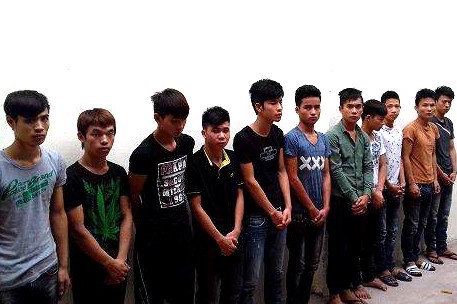 Bắt 11 thanh niên mang hung khí truy sát người trong đêm Nhóm đối tượng 9X bị tạm giữ