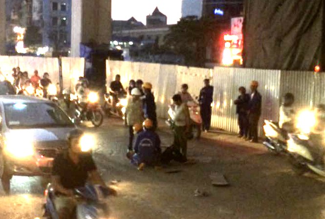 Nam công nhân nguy kịch vì rơi từ đường sắt trên cao Hiện trường vụ việc.